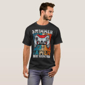 SWIMMER by Day Gamer by Night Meme für Gamer T-Shirt (Vorne ganz)