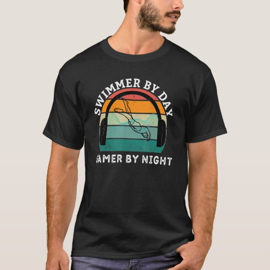 Swimmer By Day Gamer By Night Swimming Game Lover T-Shirt (Vorderseite)