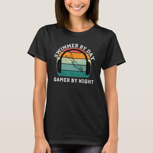 Swimmer By Day Gamer By Night Swimming Game Lover T-Shirt (Vorderseite)