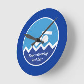 Swimming gifts, swimmer on a blue circle custom runde wanduhr (Winkel)