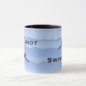 Swimming with Swimmer silhouettes and waves Tasse (Zentrum)