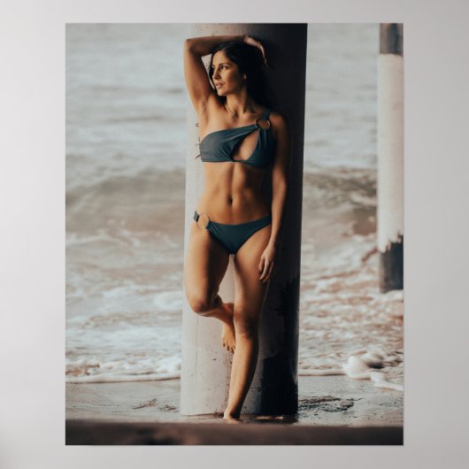 Swimsuit Model At The Beach Poster (Vorne)