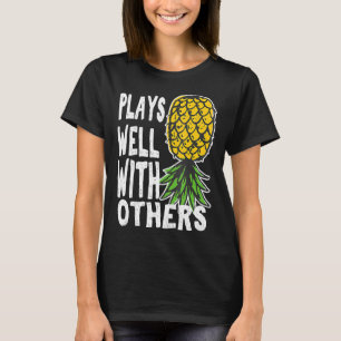 Swinger Paare spielen gut mit anderen auf dem Kopf T-Shirt
