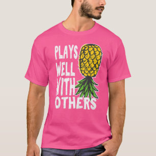 Swinger Paare spielen gut mit anderen auf dem Kopf T-Shirt