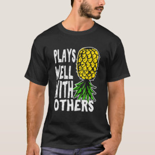 Swinger Paare spielen gut mit anderen auf dem Kopf T-Shirt
