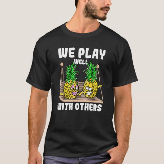 Swinger We Play Well With Others Swinging Pineappl T-Shirt (Vorderseite)