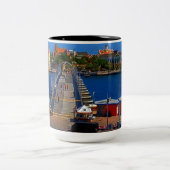 Swinging Old lady Curacao Bridge Zweifarbige Tasse (Mittel)