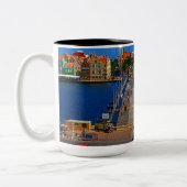 Swinging Old lady Curacao Bridge Zweifarbige Tasse (Links)