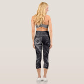 Swirbeln Modernes Abstraktes Schwarz und Silber Capri Leggings (Rückseite)