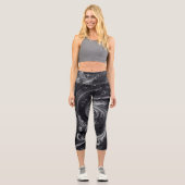 Swirbeln Modernes Abstraktes Schwarz und Silber Capri Leggings (Vorderseite)