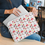 Swiss Souvenirs Muster Laptopschutzhülle<br><div class="desc">Die Einführung unserer Swiss Souvenirs Muster iPad Cover. Ein stilvolles und praktisches Accessoire, das Ihr iPad schützt und gleichzeitig Ihre Liebe für die Schweiz präsentiert! Der Ärmel zeigt farbenfrohe Illustrationen, die von Schweizer Ikonen inspiriert werden, wie das Matterhorn, die Schweizer Landkarte, die Kapellbrücke Luzern, das Schweizerische Armeemesser und die traditionelle...</div>