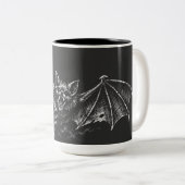 Swooping Bat - von BurnsInHell Zweifarbige Tasse (VorderseiteRechts)