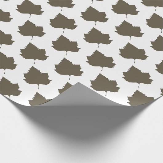 Sycamore Tree Brown Leaf Pattern Geschenkpapier (Ecke)