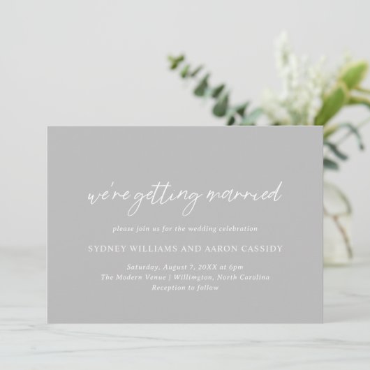 Sydney Gray Modern Wedding Einladung (Stehend Vorderseite)