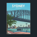 Sydney Harbour Australia Vintage Travel Postkarte<br><div class="desc">Retro Sydney Australia Reiseplakatbild,  das einen Blick auf die Sydney Harbour Bridge im Vordergrund mit der Skyline von Sydney im Hintergrund bietet. Dieses Vintage Design bringt Erinnerungen klassischer Reiseplakate aus vergangenen Zeiten zurück.</div>