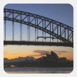 Sydney Harbour Bridge und Sydney Opera House um 2 Quadratischer Aufkleber