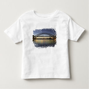 Sydney Harbour Bridge und Sydney Opernhaus Kleinkind T-shirt