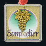 Symbol Sommelier Ornament Aus Metall<br><div class="desc">Die originelle Abbildung dieses Ornaments zeigt einen goldenen Traubenhaufen. Ein solches Button wird von einem Sommelier getragen. Ein Sommelier, oder Weinsteward, ist ein geschulter und sachkundiger Wein beruflich, der sich auf alle Aspekte des Weinservice sowie Wein- und Essenspaarings spezialisiert hat. In dieser Abbildung beleuchten die Trauben die lila Buchstaben "Sommelier",...</div>