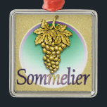 Symbol Sommelier Ornament Aus Metall<br><div class="desc">Die originelle Abbildung dieses Ornaments zeigt einen goldenen Traubenhaufen. Ein solches Button wird von einem Sommelier getragen. Ein Sommelier, oder Weinsteward, ist ein geschulter und sachkundiger Wein beruflich, der sich auf alle Aspekte des Weinservice sowie Wein- und Essenspaarings spezialisiert hat. In dieser Abbildung beleuchten die Trauben die lila Buchstaben "Sommelier",...</div>