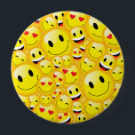 Symbol-Symbol-Muster des Gelben Emoji-Cartoon Button<br><div class="desc">Niedliche gelbe Emoji Cartoon Symbole Muster Taste Abzeichen, das perfekt für Ihre Emoji Themenparty ist.</div>