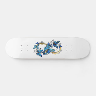 Symbol Unendlichkeit von blauen Morpho-Schmetterli Skateboard