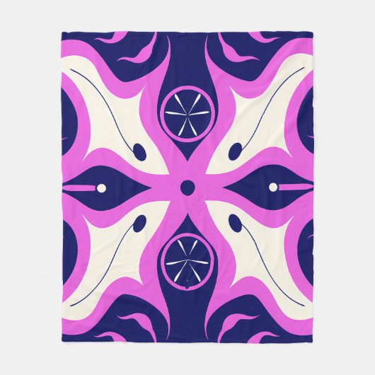 Symmetrical Abstract Pattern in Purple and White Fleecedecke (Vorderseite)
