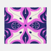 Symmetrical Abstract Pattern in Purple and White Fleecedecke (Vorderseite (Horizontal))