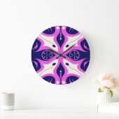 Symmetrical Abstract Pattern in Purple and White Große Wanduhr (Zuhause)