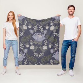 Symmetrical dark purple floral pattern fleecedecke