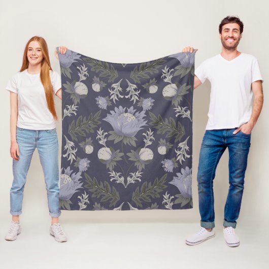 Symmetrical dark purple floral pattern fleecedecke (Beispiel)