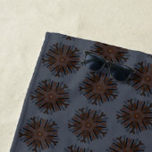 Symmetrical Line Drawing Mechanical Floral Style Strandtuch (Beispiel)