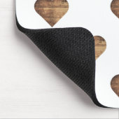 Symmetrische große rustikale braune Holzherzen Mousepad (Ecke)