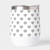 Symmetrische kleine Betonherzen auf Weiß (Links)