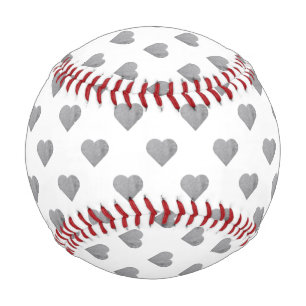 Symmetrische kleine Betonherzen auf Weiß Baseball
