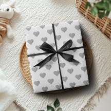 Symmetrische kleine Betonherzen auf Weiß