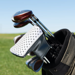 Symmetrische kleine Betonherzen auf Weiß Golf Headcover