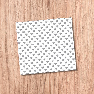 Symmetrische kleine Betonherzen auf Weiß Post-it Klebezettel