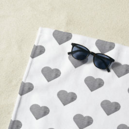 Symmetrische kleine Betonherzen auf Weiß Strandtuch