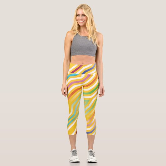 Symmetrischer diagonaler Streifen Hintergrund 3 Capri Leggings (Vorderseite)