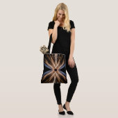 Symmetrischer Lichteinbruch auf Schwarz Tasche (Am Model)
