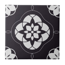 Symmetrisches Muster der weißen Blume auf schwarz