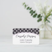 Symmetrisches Muster der weißen Blume auf schwarz Visitenkarte (Stehend Vorderseite)