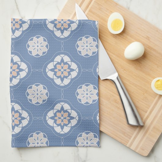 Symmetrisches Orange-Blume getechtes Muster auf bl Geschirrtuch (Viertel Falte)