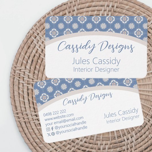 Symmetrisches Orange-Blume-Muster auf blaugepolste Visitenkarte