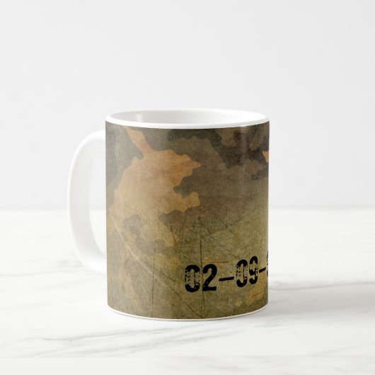 Symmetrisches ramponiertes grünes olivbraunes Tarn Kaffeetasse (Vorderseite Links)