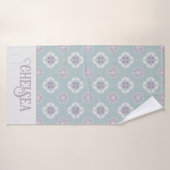 Symmetrisches rosa Blume gepolstertes Muster auf E Badehandtuch (Badehandtuch)