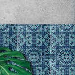 Symmetrisches Soft Blue und Indizien Fliese<br><div class="desc">Diese Keramik-Kachel weist ein komplexes geometrisches Muster auf, das sowohl symmetrisch als auch komplex ist. Das Design zeichnet sich durch sternähnliche Formen und akribische Details aus, die einen visuell ansprechenden Kontrast schaffen. Die Fliesen sind in verschiedenen Blautönen gehalten, von der tiefen Marine bis hin zu den helleren Tönen. Dieses Farbschema,...</div>