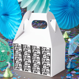 Symmetrisches, weißes geometrisches Design mit kna Geschenkschachtel