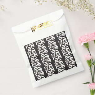 Symmetrisches, weißes geometrisches Design mit kna Geschenktütchen