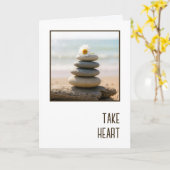 Sympathy Daisy on a Stone Beach Cairn Karte (Gelbe Blume)